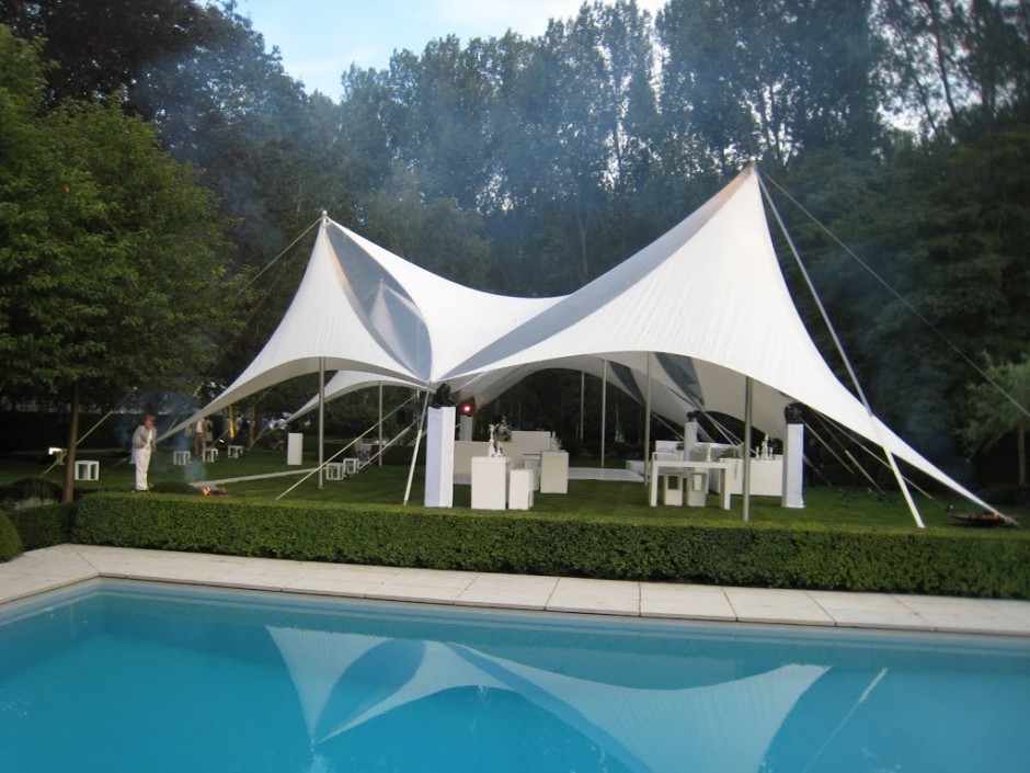 Clean up 2010: White garden party at Duvel Residence